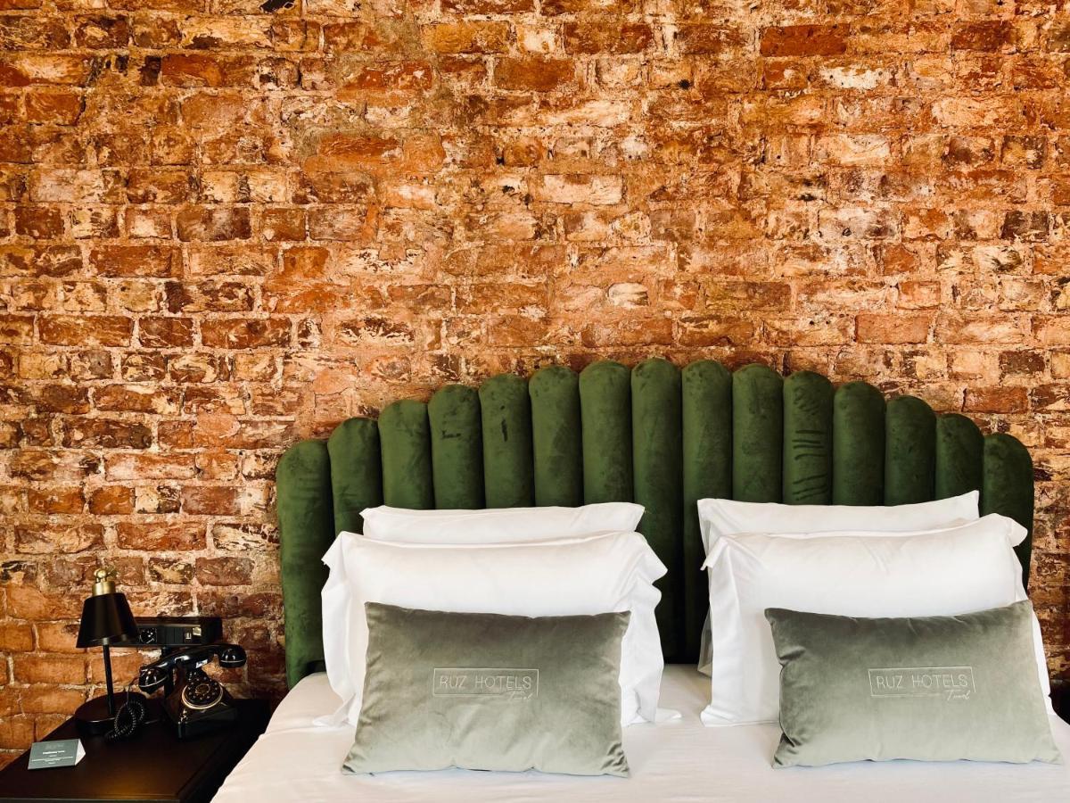 Ruz Hotels اسطنبول المظهر الخارجي الصورة A bed with a green headboard