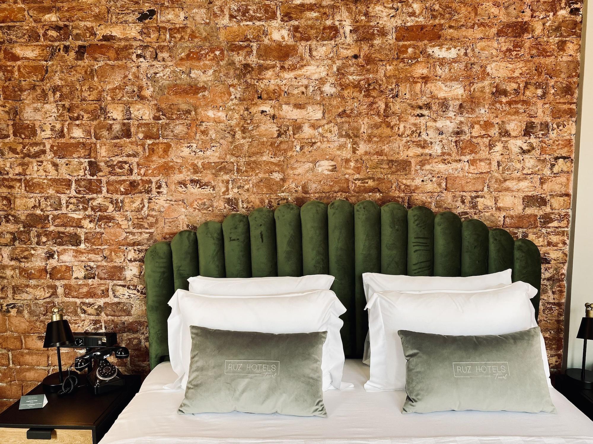 Ruz Hotels اسطنبول المظهر الخارجي الصورة A bed with two pillows