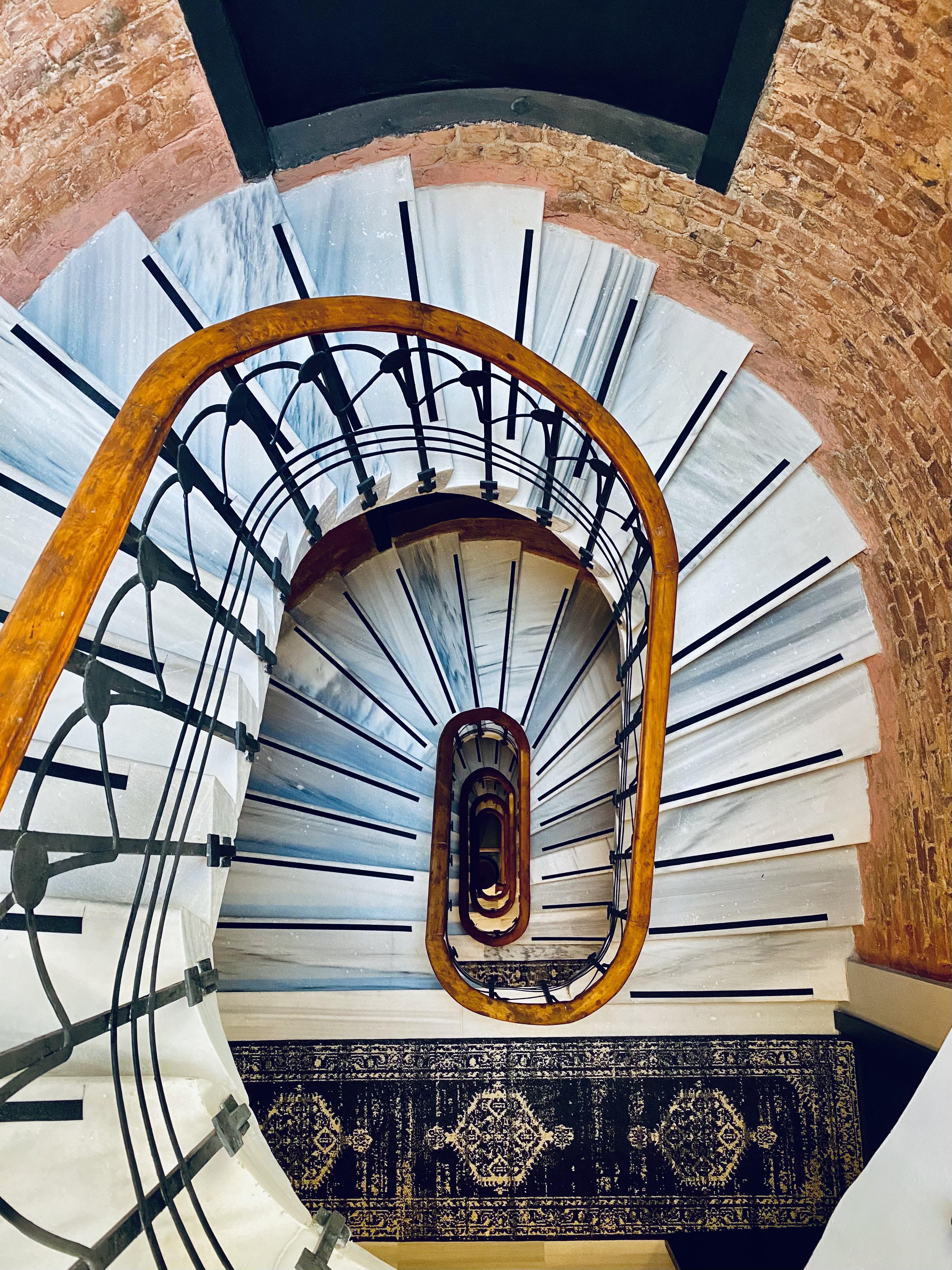 Ruz Hotels اسطنبول المظهر الخارجي الصورة Spiral staircase